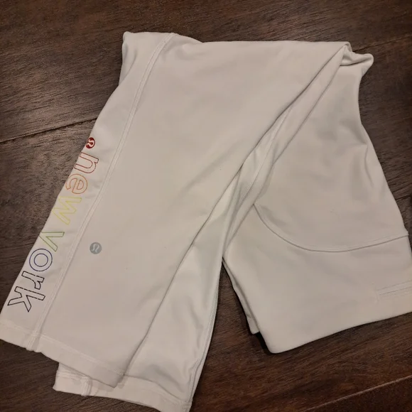 Lululemon White Capri Leggings With Colorful New York Emblem - Picture 4 of 6